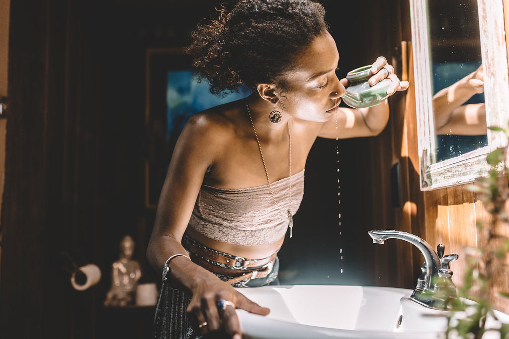 woman using neti pot